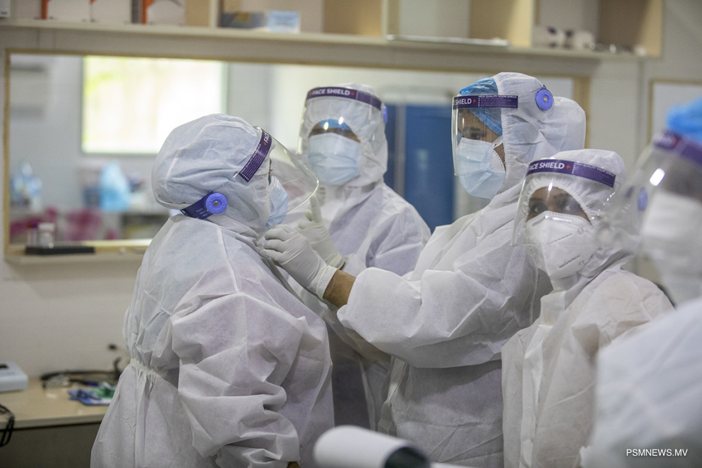 ހުޅުމާލެ ކޮވިޑް ފެސިލިޓީގައި ސިއްހީ ހިދުމަތްތެރިންތަކެއް މަސައްކަތުގައި. --- ފޮޓޯ: ޕީއެސްއެމް