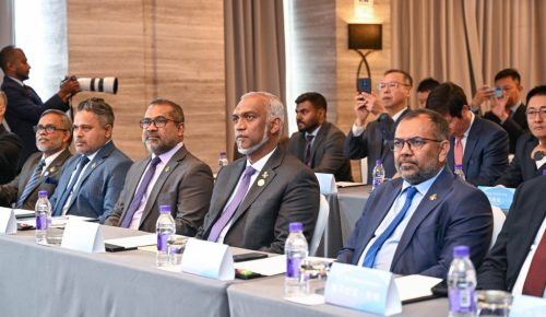 ރާއްޖެ އާއި ޗައިނާ އިން 11 އެމްއޯޔޫގައި ސޮއިކުރުމަށް މިއަދު ބެއިޖިންގައި ބޭއްވި ރަސްމިއްޔާތުގައި ރައީސް މުއިއްޒާއި ދިވެހި ވަފުދުގެ ބޭފުޅުން ބައިވެރިވެވަޑައިގަންނަވަނީ.- ފޮޓޯ: ރައީސް އޮފީސް