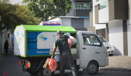ވެމްކޯގެ މުވައްޒަފުން ކުނިނެގުމުގެ މަސައްކަތުގައި. ފޮޓޯ: ރާއްޖެ އެމްވީ