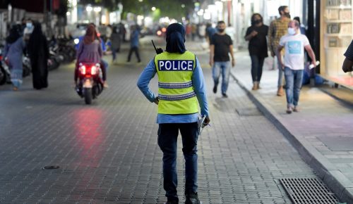 ފުލުހަކު މަގުމަތީ މަޑުކޮށްލައިގެން 