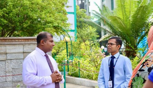 ވަޒީރު އާދަމް ނަސީރު އިބްރަހިމާއި ސްޓެލްކޯ އެމްޑީ ހުސެއިން ފަހުމީ. ފޮޓޯ: ދިވެހިބަހާއި ބެހޭ ވުޒާރާ