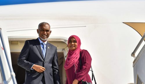 ރައީސް ޑރ މުޙައްމަދު މުޢިއްޒު ގެ ދެކަނބަލުން ތުރުކީވިލާތައް ކުރެއްވެވި ދަތުެރުފުޅު. ފޮޓޯ: ރައީސް އޮފީސް