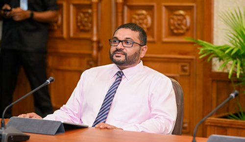 ދިފާޢީ ވުޒާރާގެ ވަޒީރު މުޙައްމަދު ޣައްސާން މައުމޫން. ފޮޓޯ: ރައީސް އޮފީސް