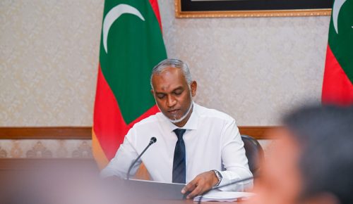 ވަޒީރުންގެ މަޖިލީހުގެ ބައްދަލުވުމުގައި ރައީސް ޑރ މުޙައްމަދު މުޢިއްޒު. ފޮޓޯ: ރައީސް އޮފީސް