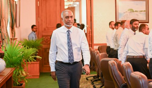 ރައީސް ޑރ މުޙައްމަދު މުޢިއްޒު ކެބިނެޓް ބައްދަލުވުމުގައި ބައިވެރިވެވަޑައިގަތުމަށް ވަޑައިގަންނަވަނީ. ފޮޓޯ: ރައީސް އޮފީސް