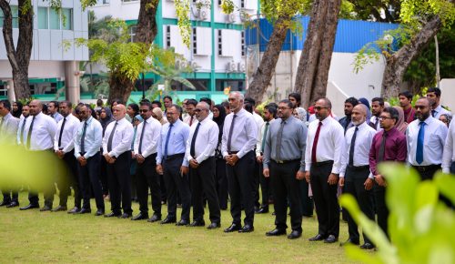 ޤައުމީ އެއްބައިވަންތަ ކަމުގެ ދުވަހުގެ މުނާސަބަތުގައި ބޭއްވި ސުކޫތުގައި ރައީސް ޑރ މުޙައްމަދު މުޢިއްޒުއާއި އެމަނިކުފާނުގެ ކެބިނެޓުގެ މެމްބަރުން ބައިވެރިވެވަޑައިގަތުން. ފޮޓޯ:ރައީސް އޮފީސް