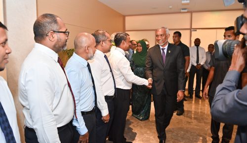 ރައީސް ޑރ މުޙައްމަދު މުއިއްޒުގެ ދެކަނބަލުން ޗައިނާއަށް ފުރައި ވަޑައިގަތުން. ފޮޓޯ: ރައީސް އޮފީސް