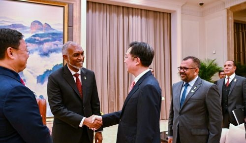 ހުނާން ކޮންސްޓްރަކްޝަން އިންވެސްޓްމަންޓް ގްރޫޕްގެ އިސްވެރިން ރައީސް ޑރ މުޢިއްޒުއާއި ބައްދަލުކުރެއްވުން. ފޮޓޯ: ރައީސް އޮފީސް