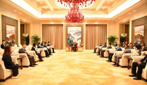 ސީސީސީސީ ކުންފުނީގެ ވެރިންނާ ރައީސް ޑރ މުޢިއްޒު ބައްދަލުކުރައްވަނީ. ފޮޓީޯ: ރައީސް އޮފީސް