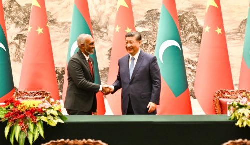ރައީސް ޑރ މުޙައްމަދު މުޢިއްޒު އަދި ޗައިނާގެ ރައީސް ޝީ. ފޮޓޯ: ރައީސް އޮފީސް