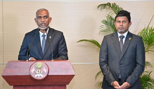 ރައީސް ޑރ މުޙައްމަދު މުޢިއްޒު  އަދި ނައިބު ރައީސް ހުސެއިން މުޙައްމަދު ލަތީފް. ފޮޓޯ:ރައީސް އޮފީސް