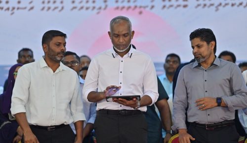 ސޯޝަލް ސެންޓަރުގައި ޤާއިމް ކުރި މިނިމަމް މެޑިކަލް ރިކުއަޔަރމަންޓްސް ފެސިލިޓީ ރައީސް ޑރ މުޙައްމަދު މުޢިއްޒު ހުޅުވައިދެއްވުން. ފޮޓީޯ: ރައީސް އޮފީސް