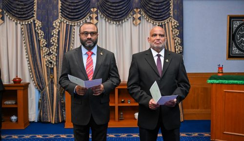 ޑރ ޝަހީމް އަދި ޑރ ހައިދަރު މަޤާމުގެ ހުވައި ކުރައްވަނީ. ފޮޓޯ: ރައީސް އޮފީސް