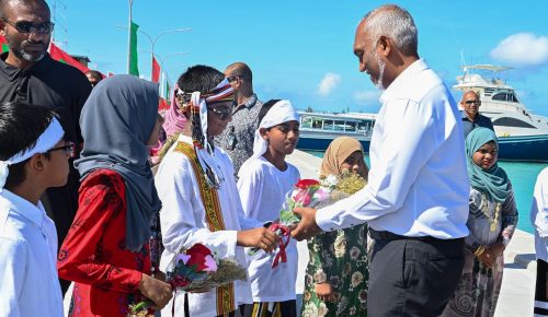 ރައީސް ޑރ މުޙައްމަދު މުޢިއްޒަށް އެރަށުގެ ރައްޔިތުން މަރުޙަބާ ކިޔުން. ފޮޓޯ: ރައީސް އޮފީސް