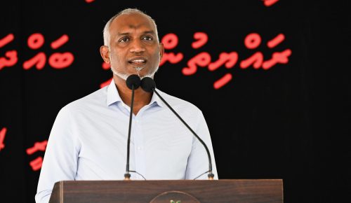 ރައީސް ޑރ މުޙައްމަދު މުޢިއްޒު މަޑިފުށީގައި. ފޮޓޯ: ރައީސް އޮފީސް