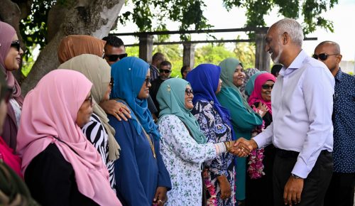 ރައީސް ޑރ މުޙައްމަދު މުޢީއްޒު އައްޑޫ ސިޓީއަށް ވަޑަިއގަތުން. ފޮޓޯ: ރައީސް އޮފީސް