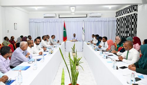 އައްޑޫ ސިޓީގެ ކައުންސިލް މެމްބަރުންނާއި އަންހެންުންުގެ ތަރައްޤީއަށް މަސައްކަތް ކުރާ ކޮމިޓީގެ މެމްބަރުންނާއި އެކު ރައީސް ޑރ މުޢިއްޒު އަދި ވަޒީރުން ބޭއްވި ބައްދަލުވުން. ފޮޓޯ: ރައީސް އޮފީސް