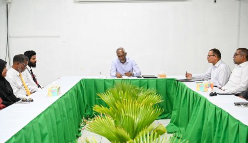 ރައީސް ޑރ މުޢިއްޒު އަލިފުށީ ކައުންސިލާއި އަންހެނުންގެ ކޮމިޓީއާއި ބައްދަލިކުރެއްވުން. ފޮޓޯ: ރައީށް އޮފީސް
