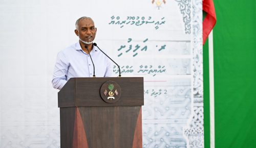 ރައީސް ޑރ މުޙައްމަދު މުޢިއްޒު ރ.އަލިފުށީ ރައްޔިތުންނާއި ބައްދަލުކުރެއްވުން. ފޮޓޯ: ރައީސް އޮފީސް