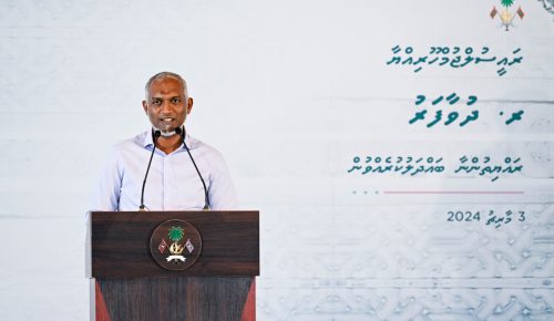 ރައީސް ޑރ މުޙައްމަދު މުޢިއްޒު ރ،ދުވާފަރުގައި. ފޮޓޯ: ރައީސް އޮފީސް