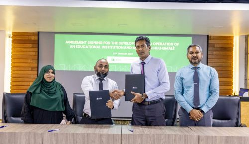 އެޗްޑީސީ އާއި އަލް މަދީނާ އިންވެސްޓްމަންޓާއި އެކު ވެވުނު  އެއްބަސްވުމުގައި ސޮއިކުރުމުގެ ރަސްމިއްޔަތު. ފޮޓޯ: އަލް މަދީނާ އިންވެސްޓްމަންަޓް