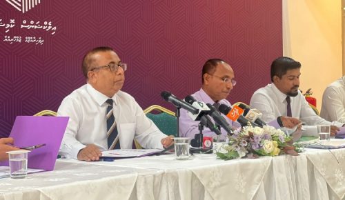 އިލެކްޝަންސް ކޮމިޝަންގެ މެމްބަރުން. ފޮޓޯ: މިހާރު