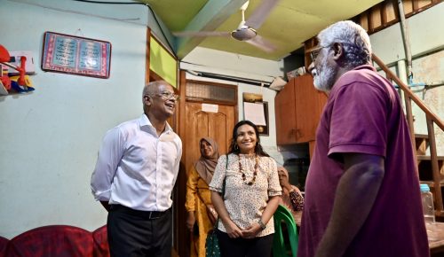 ރައީސް ޞާލިޙް ކެމްޕޭނު ކުރެއްވުމަށް ގޭގެއަށް. ފޮޓޯ: އެމްޑީޕީ