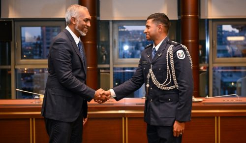 ރައީސް ޑރ މުޢިއްޒު ތުރުކީގައި ތިބި ދިވެހި ދަރިވަރުންނާއި ބައްދަލުކުރެްވުމުގެ ތެރެއިން. ފޮޓޯ: ރައީސް އޮފީސް