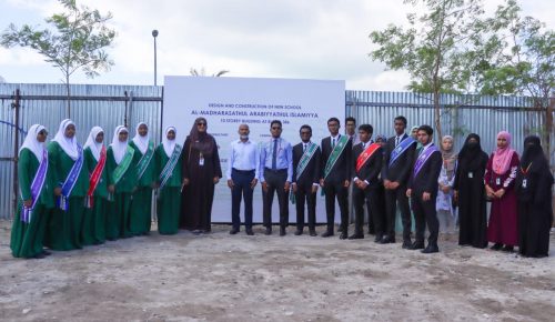 ޢަރަބިއްޔާގެ އައު ޢިމާރަތުގެ ބިންގާ އެޅުމުގެ ރަސްމިއްޔާތު. ފޮޓޯ: ތަޢުލީމީ ވުޒާރާ