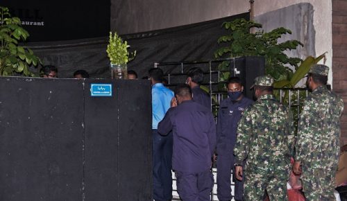 އެޗްޕީއޭގެ އުސޫލުތަކާއި ޚިލާފަށް ހިންގަމުންދިޔަ ބުންބާސް ކެފޭ ބަންދުކުރަން ފުލުހުން ހަރަކާތްތެރިވަނީ | ފޮޓޯ: ދެކުނު  މިީޑިއާ