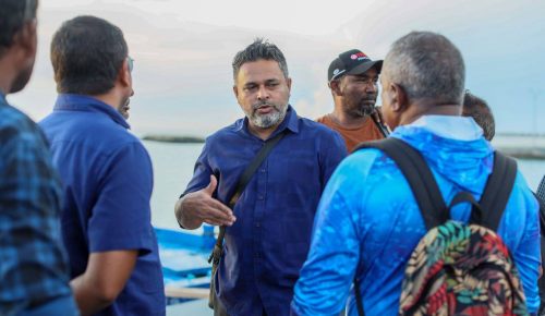 ފިޝަރީޒް މިނިސްޓަރ މަސްވެރިންނާއި ބައްދަލުކުރައްވަނީ. ފޮޓޯ: ފިޝަރީޒް މިނިސްޓްރީ