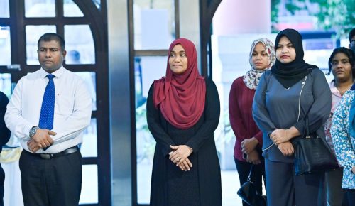 ރައީސްގެ އަނބިކަނބަލުން ސާޖިދާ މުޙައްމަދު ދިވެހިބަހާއި ސަޤާފަތާއި ތަރިކައާއި ބެހޭ ވުޒާރާގެ ވަޒީރުގެ އަރިހުގައި. ފޮޓޯ: ރައީސް އޮފީސް