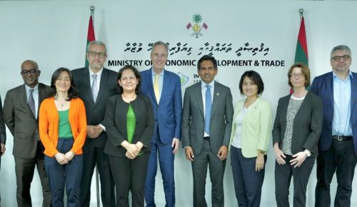 ވޯލްޑް ބޭންކުގެ ޓީމާއި އިކޮނޮމިކް މިނިސްޓްރީގެ ބޭފުޅުން. ފޮޓޯ: އިކޮނޮމިކް މިނިސްޓްރީ