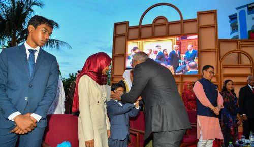 ރައީސް ޑރ މުޙައްމަދު މުއިއްޒު އެމަނިކުފާނުގެ ތިން ދަރިންނާއި އެކު.