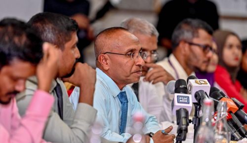 އިލެކްޝަންސް ކޮމިޝަންގެ މެމްބަރުން މީޑީއާ ތަކަށް މަޢުލޫމާތު ދެއްވަނީ. ފޮޓޯ: ވަން އެމްވީ