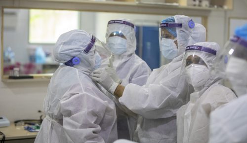 ހުޅުމާލެ ކޮވިޑް ފެސިލިޓީގައި ސިއްހީ ހިދުމަތްތެރިންތަކެއް މަސައްކަތުގައި. --- ފޮޓޯ: ޕީއެސްއެމް