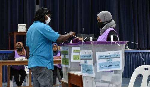 ރާއްޖޭގައި ބޭއްވުނު އިންތިޚާބެއްގެ ވޯޓުލުން ކުރިއަށްދަނީ. ފޮޓޯ: ކުޅުދުއްފުށީ އޮންަލައިން