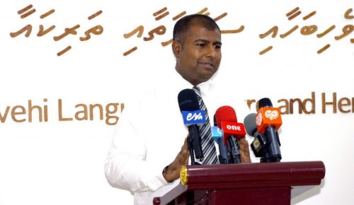 ދިވެހި ބަހާއި ޘަޤާފަތާއި ތަރިކައާއި ބެހޭ ވުޒާެާރާގެ ވަޒިރު އާދަމް ނަސީރު އިބްރާހިމް.