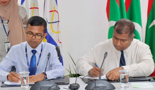 ވަޒީރު އާދަމް ނަސީރު އިބްރާހިމް އަދި ސްޓެލްކޯގެ އެމްޑީ ހުސެއިން ފަހުމީ. ފޮޓީޯ: ދިވެހި ބަހުގެ ވުޒާރާ
