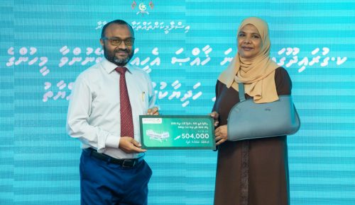 ޚާއްސަ އެހީއަށް ބޭނުންވާ މީހުންގެ މަރުކަޒަށް އެނދު ހަދިޔާކުރުމުގެ ރަސްމިއްޔާތު. ފޮޓޯ: އިސްލާމީ ވުޒާރާ
