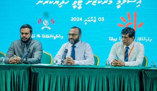 ދިރާގުން އިސްލާމީ ވުޒާރާއަށް ޓީވީ ހަދިޔާ ކުރުން. ފޮޓޯ:އިސްލާމީ ވުޒާރާ