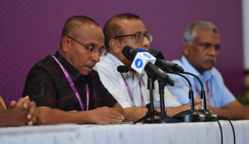 އީސީގެ މެމްބަރުން މީޑިއާ ތަކަށް މަޢުލޫމާތު ދެއްވަނީ. ފޮޓޯ: ހަތާވީސް