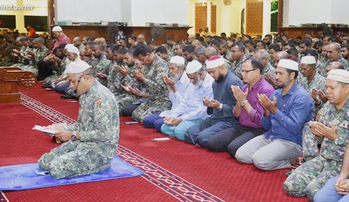 މިނިވަން ދުބަސް ފާހަގަ ކުރުމުގެ ގޮތުން އެމްއެންޑީއެފުން ބޭއްވި ފަތިސް ނަމާދުގެ ބޮދު ޖަމާޢަތެއް. ފޮޓޯ:އެމްއެމްޑީއެފް