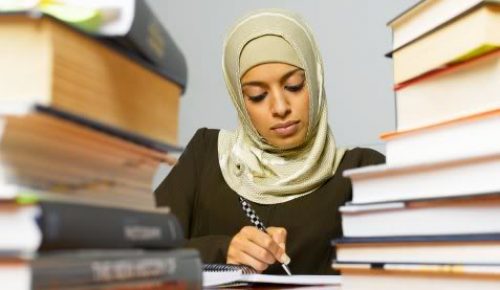 muslim-woman-studying