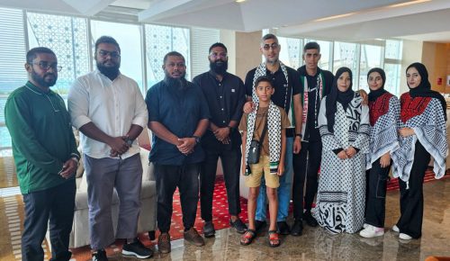 ޕްރޮފެސަރ ކުރުދީގެ އާއިލާ ރާއްޖެ ގެނައުން. ފޮޓޯ: ވޮއިސް