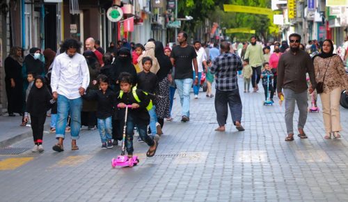 މާލެގެ މަގުމަތީގައި ބަޔަކު ހިނގައިފައިދަނީ. ފޮޓޯ: މާލެ ސިޓީ ކައުންސިލް