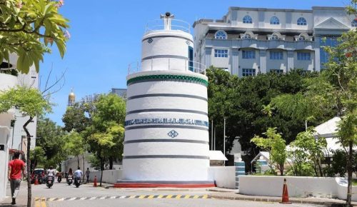ހުކުރު މިސްކިތާއި އެމިސްކިތުގެ މުންނާރު. ފޮޓޯ: ތިލަދުން