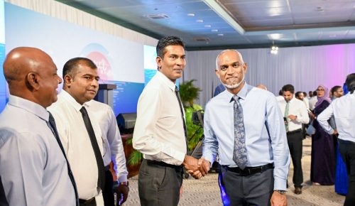 އާބަންކޯގެ ވެރިއަކަށް ހަމަޖައްސާފައިވާ ފަޒުލް، ރައީސް މުޢިއްޒު އާ، ސަލާމް ކުރައްވަނީ