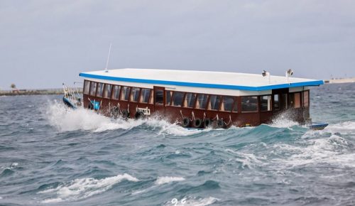 ކަނޑުގަދަ ދުވަހެއްގައި ދަތުރުކުރަމުން ދިޔަ ދޯންޏެއް. ފޮޓޯ: ދެން އެމްވީ