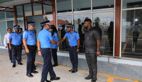 ކޮމިޝަނަރ އޮފް ޕޮލިސް ލ.އަތޮޅަށް ވަޑައިގެންނެވުން. ފޮޓޯ: ޕޮލިސް
